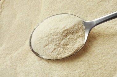 Agar-agar tozu ve kaşık arka plan olarak, üst görünüm