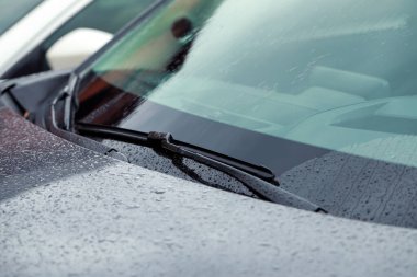 Araba sileceği temizleme suyu, ön cam damlaları, yakın çekim