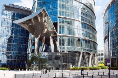 Şehirde birçok penceresi ve etkileyici mimari tepe örtüsü olan güzel bir bina.