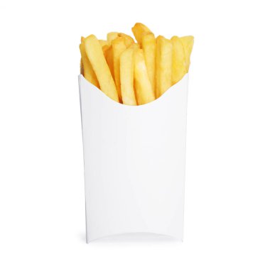Beyaz arka planda lezzetli patates kızartması olan paket kâğıdı.