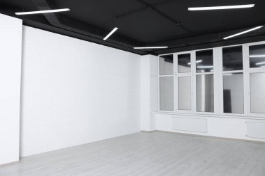 Tamir sırasında geniş odada güzel bir pencere