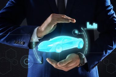 Koyu arkaplanda modern arabanın dijital görüntüsünü taşıyan adam, yakın plan