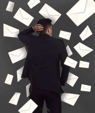 Posta spam 'i. Kafası karışmış bir adam ve gri arkaplanda bir sürü harf