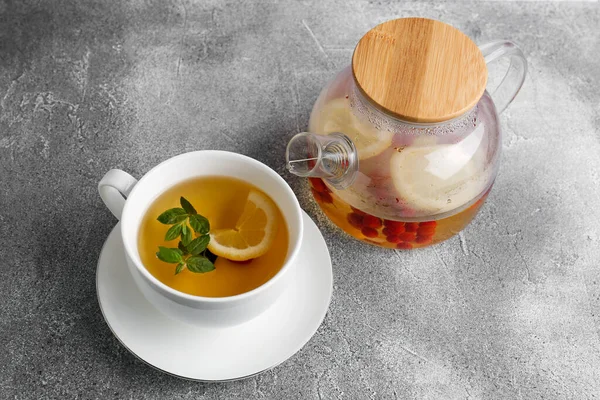 Copo Com Deliciosa Imunidade Aumentando Chá Bule Mesa Cinza Acima — Fotografia de Stock