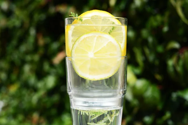 Deliciosa Limonada Refrescante Contra Fundo Embaçado Verde Close — Fotografia de Stock