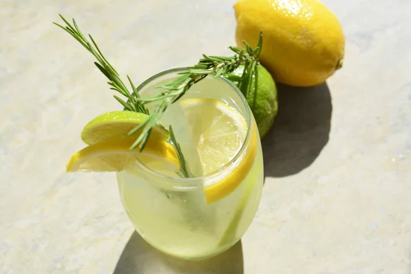 Limun Lezat Dan Bahan Bahan Atas Meja Cahaya Minuman Musim — Stok Foto