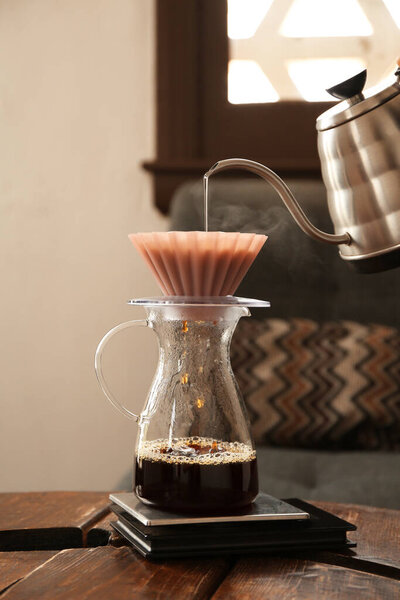 Подготовка кофе за деревянным столиком в кафе, крупный план