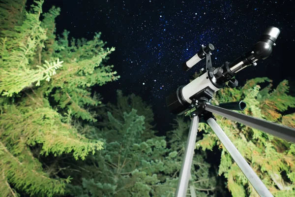 Modern Teleskop Natten Utomhus Låg Vinkel Att Lära Sig Astronomi — Stockfoto