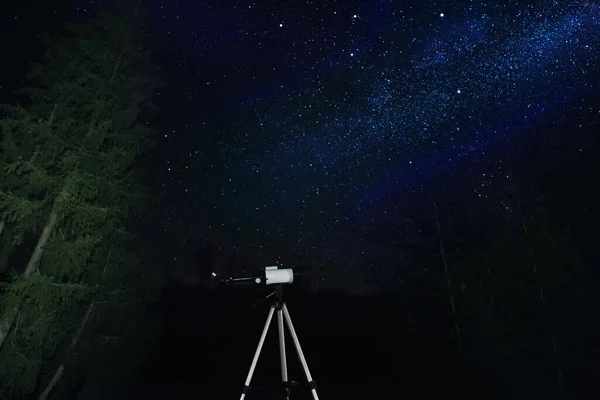 夜间户外的现代望远镜 学习天文学 — 图库照片