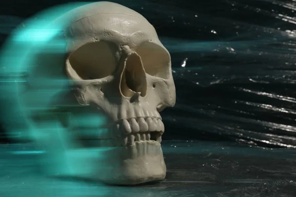 Crânio Humano Com Filme Estiramento Superfície Pedra Contra Fundo Preto — Fotografia de Stock