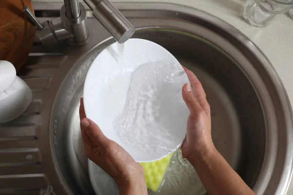 Wanita Mencuci Piring Wastafel Dapur Atas Pandangan — Stok Foto