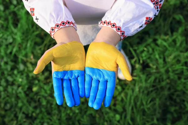 Маленькая Девочка Руками Раскрашенными Цвета Украинского Флага Открытом Воздухе Вид — стоковое фото