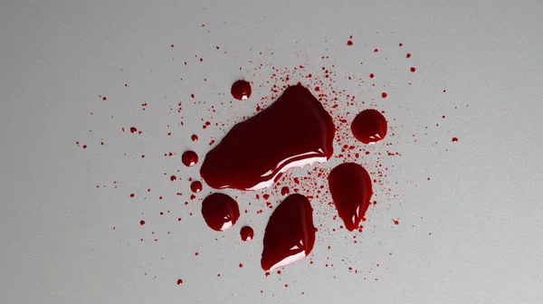 灰色背景上的血迹和血滴 顶视图 — 图库照片