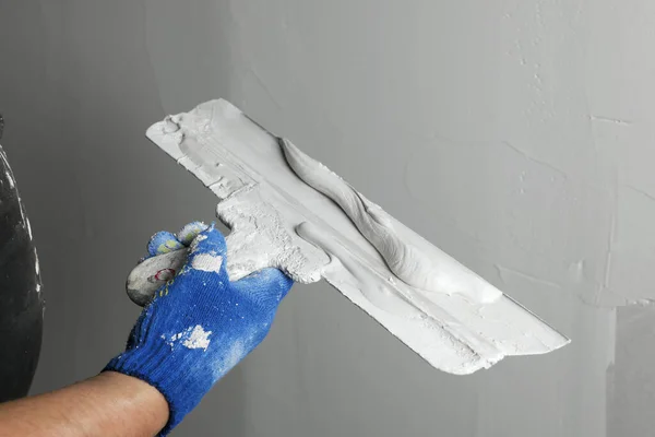 Professional Worker Holding Putty Knife Plaster Indoors Closeup — Stock Photo, Image
