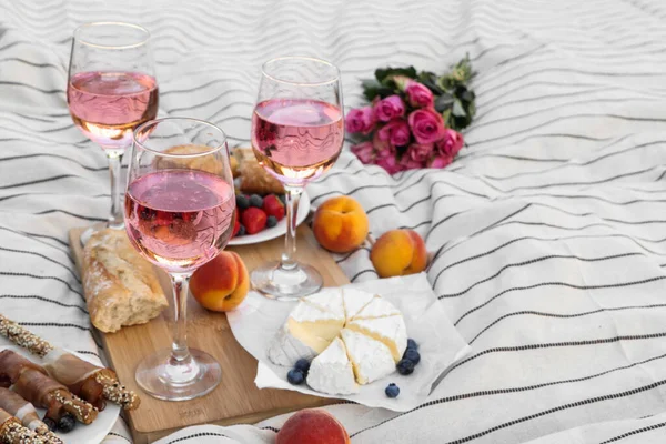 Glasses Delicious Rose Wine Flowers Food White Picnic Blanket — Fotografie, imagine de stoc
