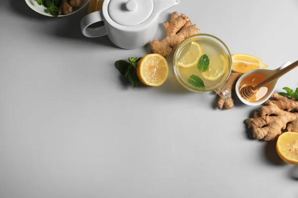 Delicioso Chá Gengibre Ingredientes Fundo Cinza Claro Flat Lay Espaço — Fotografia de Stock