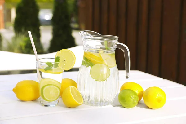 Víz Citrommal Lime Fehér Asztal Szabadban — Stock Fotó