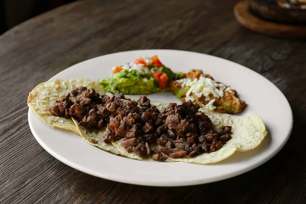 Placa Con Deliciosos Tacos Servidos Sobre Mesa Madera —  Fotos de Stock