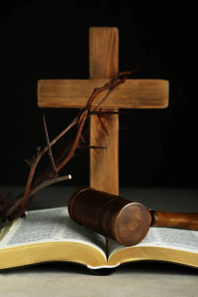 灰色のテーブルの上のとげの裁判官の墓 木製の十字架と王冠 — ストック写真
