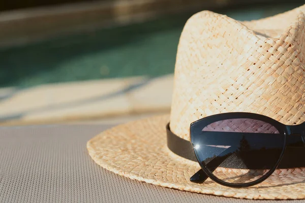 室外游泳池 特写镜头附近的时髦帽子和太阳镜 案文的篇幅 — 图库照片