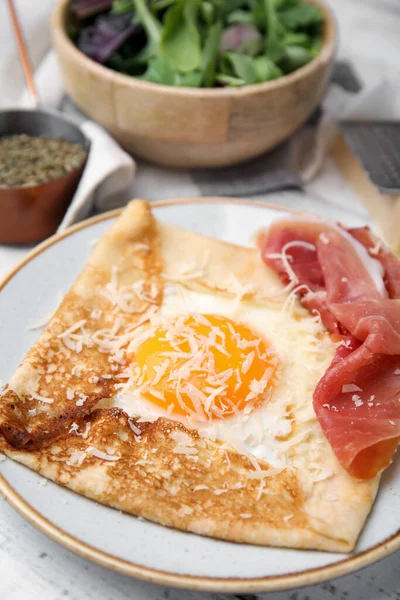 美味的褶皱与蛋在桌子上 Breton Galette — 图库照片