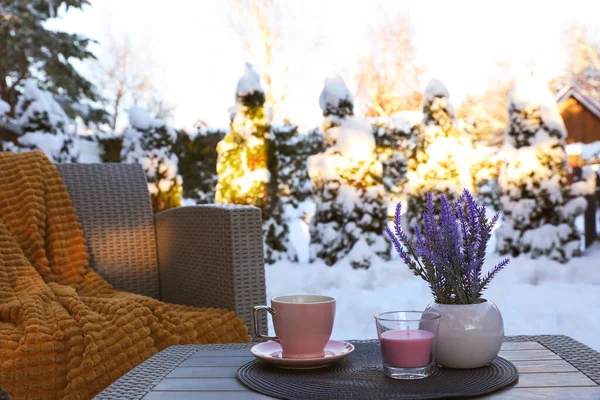 Vela Flores Vaso Xícara Bebida Quente Mesa Café Livre Inverno — Fotografia de Stock