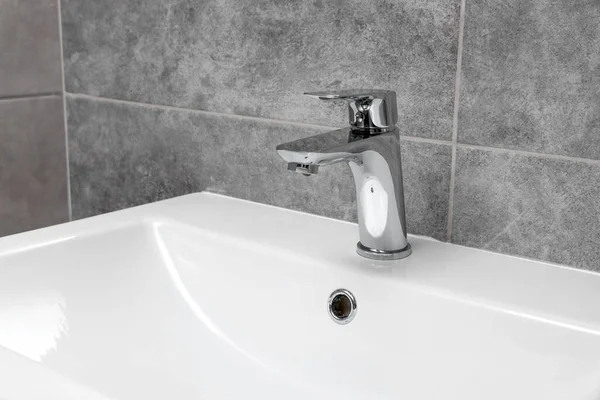 Stijlvolle Witte Wastafel Openbaar Toilet Interieur — Stockfoto