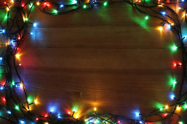 Ahşap Masanın Üstünde Renkli Noel Işıkları Çerçevesi Üst Manzara Metin — Stok fotoğraf