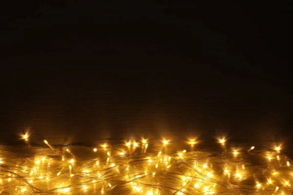 Ahşap Masada Parlayan Güzel Noel Işıkları Üst Manzara Metin Için — Stok fotoğraf