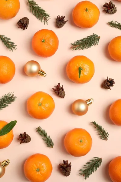 Skladba Vánočními Míčky Mandarinkami Béžovém Pozadí Ploché Ležely — Stock fotografie