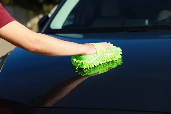 Mężczyzna Sprzątanie Samochód Kaptur Zewnątrz Widok Bliska — Zdjęcie stockowe