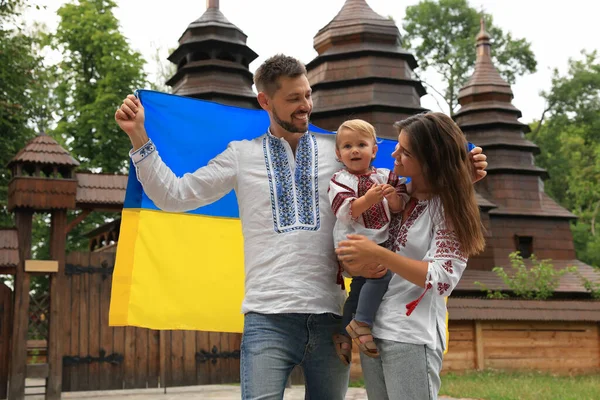 Família Feliz Roupas Nacionais Com Bandeira Ucrânia Perto Igreja — Fotografia de Stock