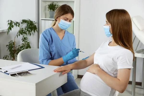 Γιατρός Που Κάνει Την Ένεση Έγκυο Γυναίκα Στο Νοσοκομείο — Φωτογραφία Αρχείου