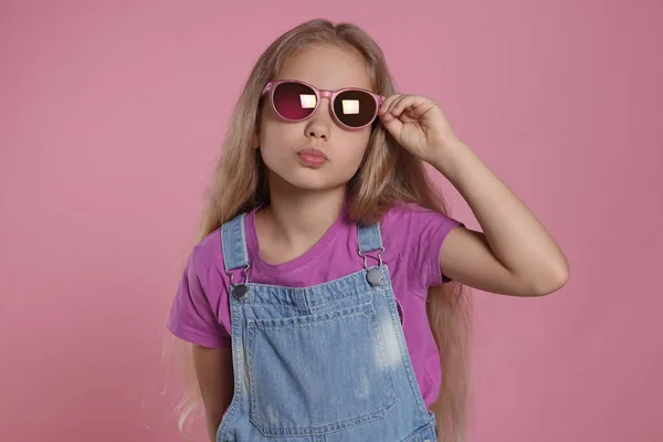 Meisje Stijlvolle Zonnebril Roze Achtergrond — Stockfoto