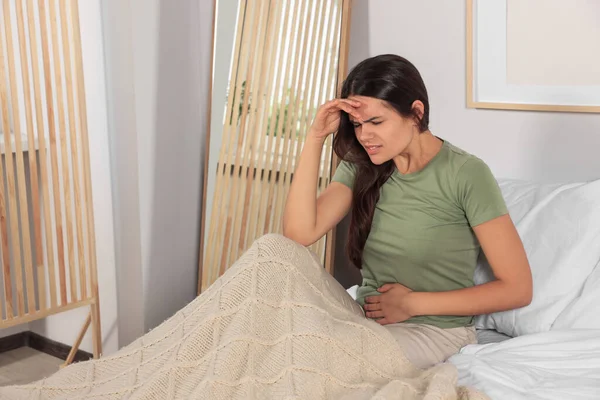 Jonge Vrouw Die Lijdt Aan Cystitis Bed Thuis — Stockfoto
