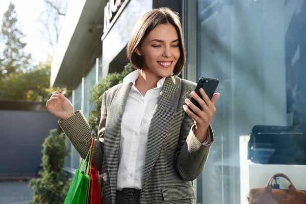 Sonderaktion Glückliche Junge Frau Mit Einkaufstaschen Und Smartphone Auf Der — Stockfoto