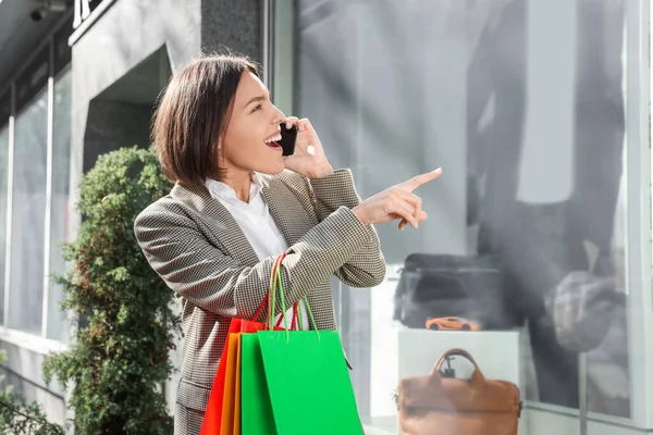 Sonderaktion Emotionale Junge Frau Mit Einkaufstaschen Und Smartphone Schaufensternähe — Stockfoto