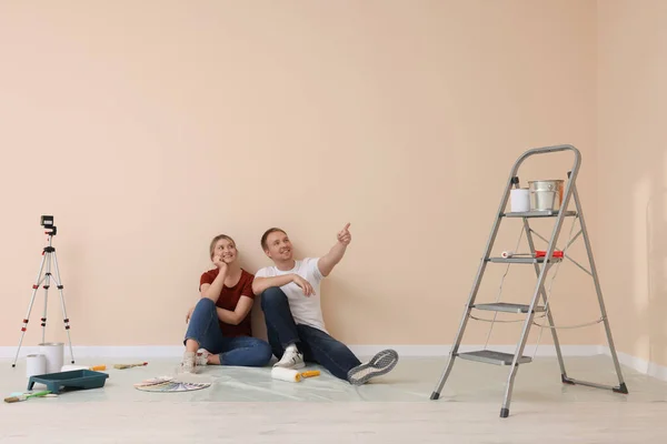 Happy Couple Discussing Interior Details Apartment Repair — Stock Photo, Image