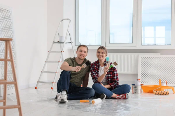Glada Par Med Borstar Och Målning Verktyg Golvet Lägenheten Reparation — Stockfoto