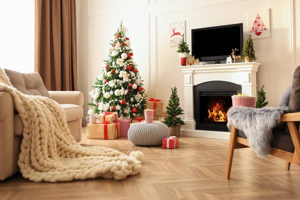 Stilvolle Wohnzimmereinrichtung Mit Fernseher Weihnachtsbaum Und Kamin — Stockfoto