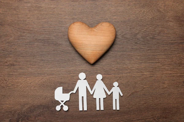 Papírové Rodinné Střih Dekorativní Srdce Dřevěném Pozadí Byt Ležel Pojištění — Stock fotografie