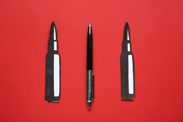 情報戦争の概念 紙弾と赤の背景にペン フラットレイ — ストック写真