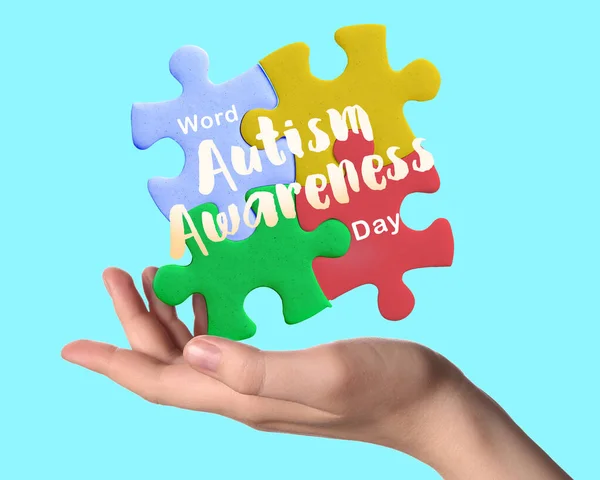 Wereld Autisme Bewustmakingsdag Vrouw Met Kleurrijke Puzzelstukjes Lichtblauwe Achtergrond Close — Stockfoto