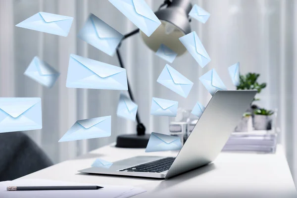 Email Spam Χώρος Εργασίας Laptop Και Πολλά Γράμματα — Φωτογραφία Αρχείου