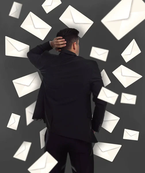 Email Spam Homem Confuso Muitas Letras Sobre Fundo Cinza — Fotografia de Stock
