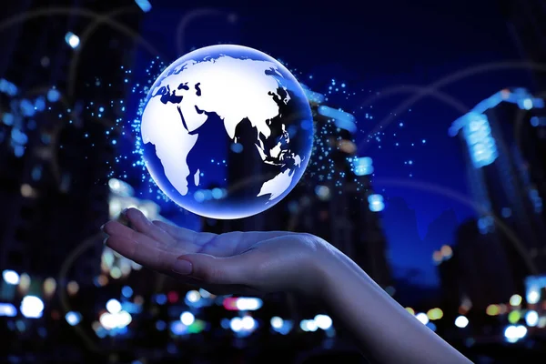 Global Nätverksteknik Kvinna Demonstrerar Digital Modell Jorden — Stockfoto