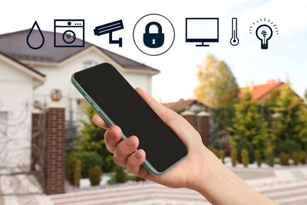 Frau Nutzt Handy Anwendung Zur Steuerung Von Smart Home Freien — Stockfoto