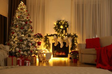 Noel süsleriyle dolu oturma odası. İç tasarım