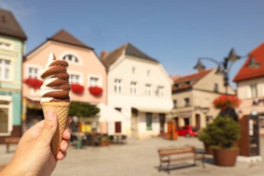 Dışarıdaki waffle külahında nefis dondurma tutan kadın, yakın plan. Metin için boşluk