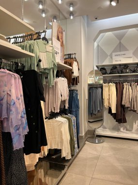 Varşova, Polonya - 26 Temmuz 2022: Alışveriş merkezinde moda mağazası görüntüsü